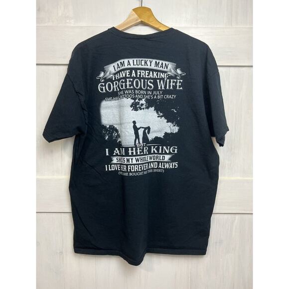Men's XL Black Graphic T-Shirt 'Lucky Man with Gorgeous Wife' Tattoo Design Fun - Picture 2 of 4